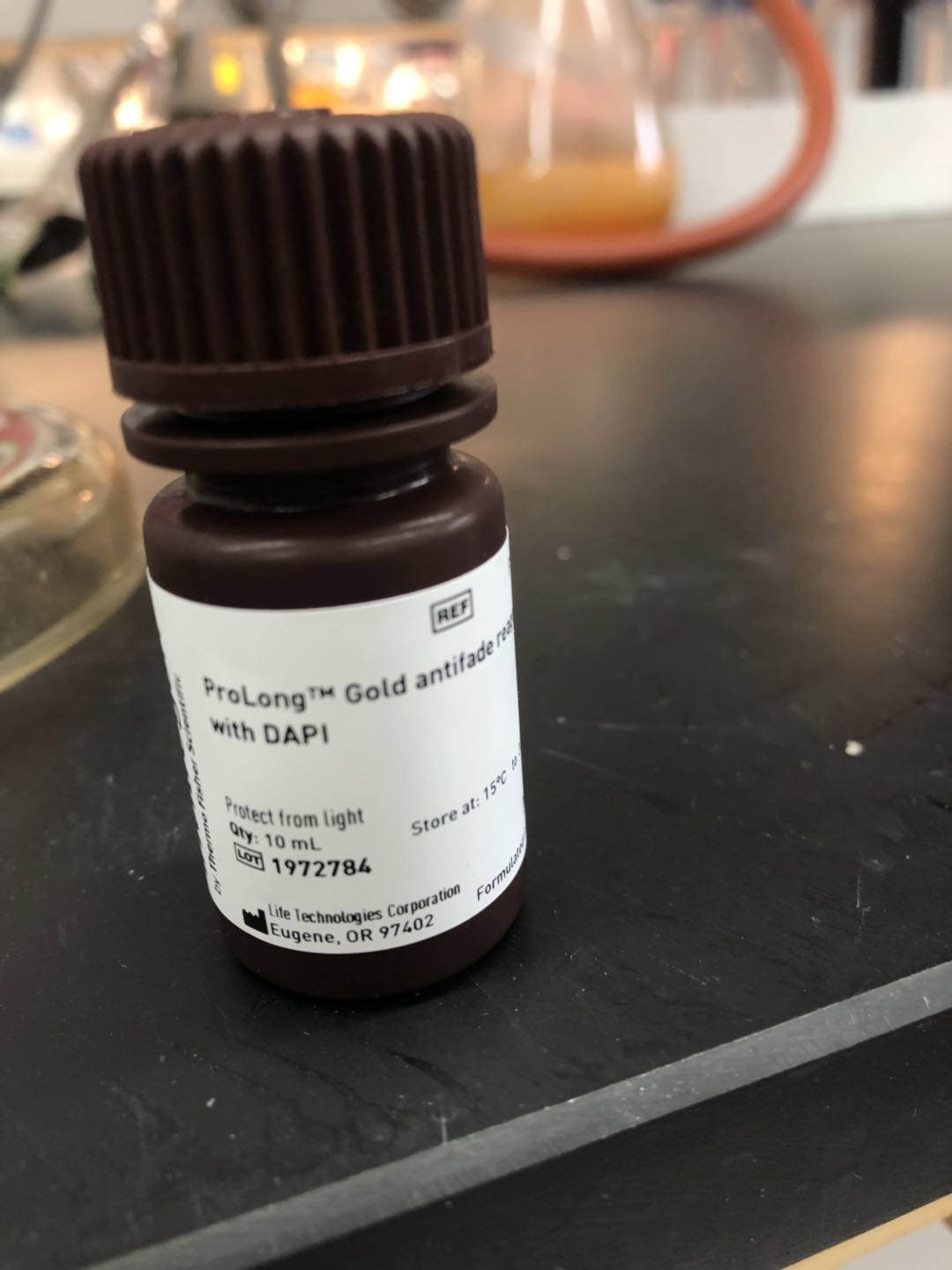 Liquid Mountant Applied for Fluorescent Microscope Sample Slides